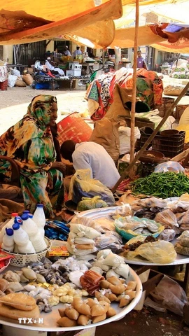 Người dân bán hàng tại một chợ ở Sudan ngày 11/10/2025. (Ảnh: THX/TTXVN)