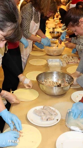 Các học viên tập gói nem. (Ảnh: Duy Tùng/TTXVN)