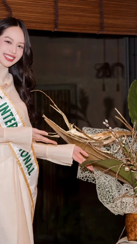 Thanh Thủy được phu nhân Tổng Lãnh sự giới thiệu về nghệ thuật cắm hoa Ikebana. (Ảnh: CTV/Vietnam+)