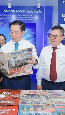 Ông Nguyễn Trọng Nghĩa, Ủy viên Bộ Chính trị, Bí thư Trung ương Đảng, Trưởng Ban Tuyên giáo và Dân vận Trung ương tham quan gian trưng bày của TTXVN tại Hội báo toàn quốc 2025. (Ảnh: Minh Quyết/TTXVN)