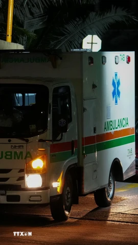 Xe cứu thương chuyển nạn nhân bị thương trong vụ rơi máy bay quân sự tới bệnh viện ở Bogota, Colombia, ngày 23/3/2026. (Ảnh: THX/TTXVN)