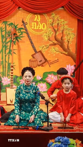 Biểu diễn nghệ thuật ca trù truyền thống. (Ảnh: Khánh Hòa/TTXVN)