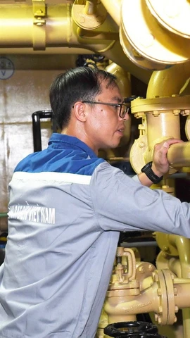 Thiếu tá Nguyễn Đình Lưu kiểm tra bảo đảm an toàn kỹ thuật trên tàu. (Ảnh: TTXVN phát)