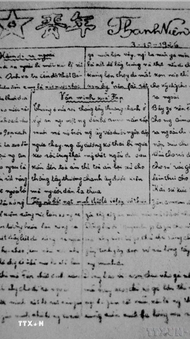 Ngày 21/6/1925, báo Thanh Niên ra số đầu tiên. Chủ tịch Hồ Chí Minh vừa là Tổng biên tập, vừa là phóng viên, viết rất nhiều tin bài cho tờ báo. (Ảnh: Tư liệu TTXVN)