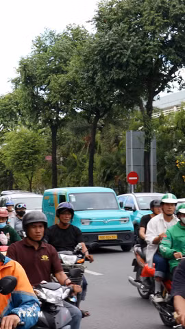 Đường Đinh Bộ Lĩnh, đoạn qua Bến xe miền Đông luôn có lượng xe ôtô đông, xếp hàng dài. (Ảnh: Tiến Lực/TTXVN)