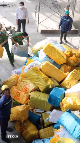 Lực lượng chức năng tiêu hủy thuốc lá lậu. (Ảnh: TTXVN phát)