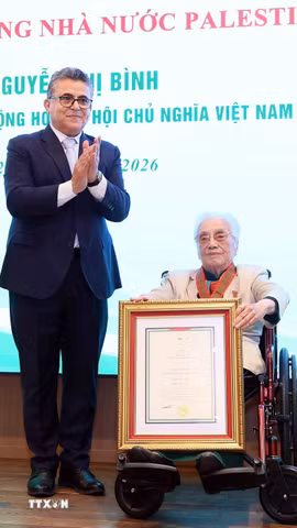 Đại sứ đặc mệnh toàn quyền Nhà nước Palestine tại Việt Nam Saadi Salama trao tặng Huân chương "Ngôi sao Công trạng" của Nhà nước Palestine cho nguyên Phó Chủ tịch nước Nguyễn Thị Bình. (Ảnh: An Đăng/TTXVN)