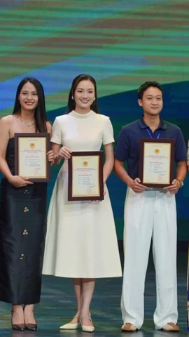 Á hậu Phương Thanh (váy trắng) vừa mang về huy chương Bạc đầu tiên trong sự nghiệp diễn xuất. 