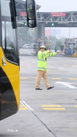 Kiểm tra xe khách. (Ảnh minh họa. Nguồn: TTXVN)