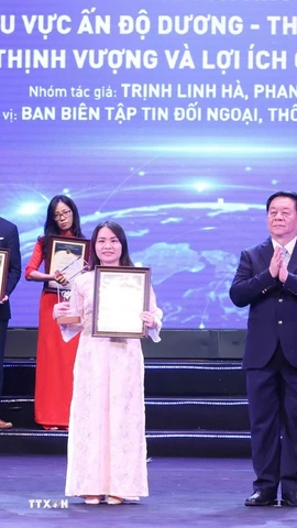 Đại diện nhóm tác giả Ban biên tập tin Đối ngoại (Thông tấn xã Việt Nam) nhận giải Nhất Giải thưởng toàn quốc về thông tin đối ngoại lần thứ 10. (Ảnh: Phương Hoa/TTXVN)