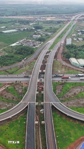 Cầu vượt, nút giao giữa tuyến giao thông kết nối sân bay Long Thành với Quốc lộ 51. (Ảnh: Công Phong/TTXVN)