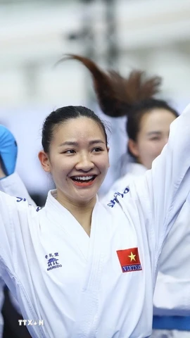 Các vận động viên Hoàng Thị Mỹ Tâm, Đinh Thị Hương, Nguyễn Thị Diệu Ly và Nguyễn Thị Thu thi đấu xuất sắc, đánh bại chủ nhà Thái Lan 2-0, giành huy chương Vàng. (Ảnh: TTXVN phát)