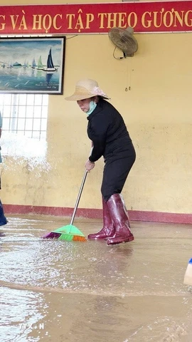 Trường Tiểu học và Trung học cơ sở Xuân Sơn Bắc (xã Đồng Xuân) nỗ lực dọn dẹp sau bão lũ để đón học sinh đi học trở lại. (Ảnh: Tường Quân/TTXVN)