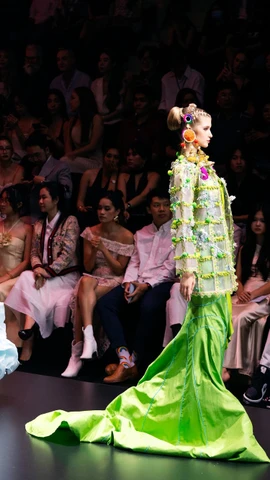 Frederick Lee và hành trình thị giác rực rỡ đậm chất Holi trên sàn runway Việt