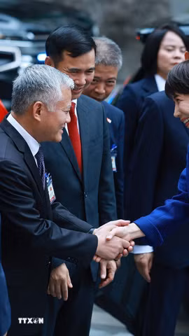 Thủ tướng Nhật Bản Takaichi Sanae đến thăm và phát biểu chính sách tại Đại học Quốc gia Hà Nội. (Ảnh: Dương Giang/TTXVN)