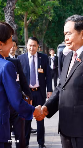 Chủ tịch Quốc hội Trần Thanh Mẫn đón Thủ tướng Nhật Bản Takaichi Sanae. (Ảnh: Doãn Tấn/TTXVN)
