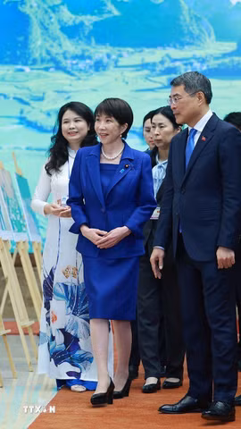 Thủ tướng Lê Minh Hưng và Thủ tướng Nhật Bản Takaichi Sanae tham quan Trưng bày ảnh về quan hệ hợp tác giữa hai nước. (Ảnh: Dương Giang/TTXVN)