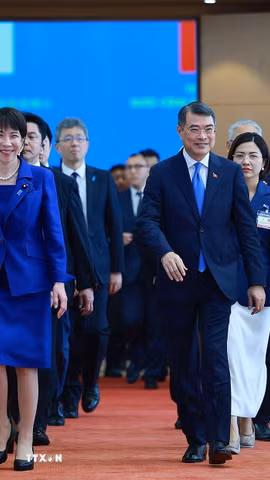 Thủ tướng Lê Minh Hưng và Thủ tướng Nhật Bản Takaichi Sanae gặp gỡ báo chí. (Ảnh: Dương Giang/TTXVN)