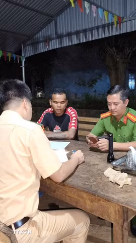 Lực lượng Cảnh sát giao thông lập biên bản xử lý các đối tượng dàn hàng ngang, bốc đầu xe máy trên đường vành đai Trảng cỏ Bù Lạch. (Ảnh: TTXVN phát)
