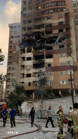 Tòa nhà tại Tehran, Iran bị hư hại sau cuộc tấn công của Israel. (Ảnh: AA/TTXVN)