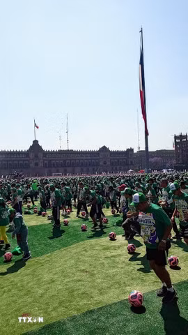 Mexico tổ chức buổi học bóng đá với sự tham gia của hơn 9.500 người tại thủ đô Mexico City nhằm quảng bá cho World Cup 2026, lập kỷ lục Guinness về lớp học bóng đá có đông người tham gia nhất. (Ảnh: Phi Hùng/TTXVN)