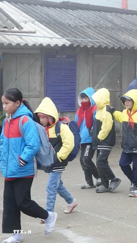 Học sinh vùng cao Mù Cang Chải (Yên Bái) mặc ấm khi đến trường. (Ảnh: Đinh Thùy/TTXVN)