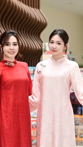 Chủ tịch Miss Multicultural Vietnam - Hoa hậu Quốc tế Phan Kim Oanh (bên trái) đồng hành cùng Hoa hậu Hà Linh về trường cũ tri ân thầy cô. (Ảnh: CTV/Vietnam+)