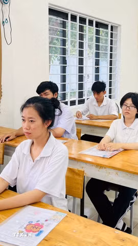 Thí sinh tại điểm thi Trường THPT Võ Thị Sáu. (Ảnh: Huỳnh Sơn/TTXVN)