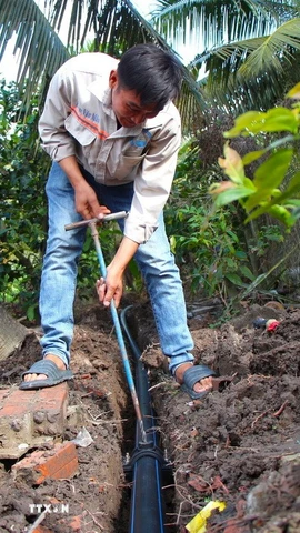 Lắp đường ống dẫn nước. (Ảnh minh họa: Nguyễn Hằng/TTXVN)