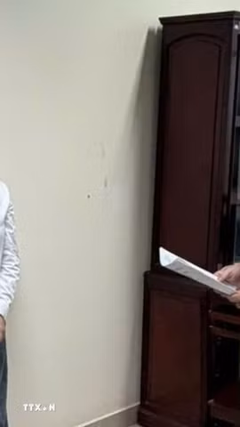 Cơ quan Cảnh sát điều tra Công an thành phố Cần Thơ tống đạt các quyết định đối với bị can Trần Thị Kim Xuyến. (Ảnh: TTXVN phát)