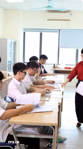 Cô giáo Phạm Thị Trang Nhung, Trường Trung học phổ thông chuyên Biên Hòa (Ninh Bình) ôn luyện cho đội tuyển Vật lý trước kì thi Quốc gia. (Ảnh: Đại Nghĩa/TTXVN)