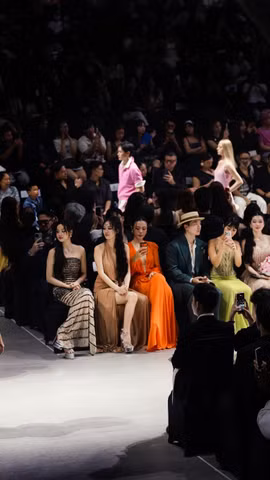 Thương hiệu thời trang Thái Lan tái hiện 2 trạng thái đối lập trên sàn runway Việt