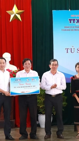 Trao bảng tượng trưng Tủ sách Đinh Hữu Dư cho Trường Trung học Phổ thông Dân tộc nội trú tỉnh Phú Yên. (Ảnh: Tường Quân/TTXVN)