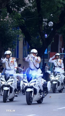 Đoàn xe môtô trình diễn màn bỏ hai tay, bắn súng. (Ảnh: Tuấn Anh/TTXVN)