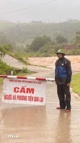 Nhiều tuyến đường liên xã của huyện Đakrông đã bị ngập sâu, giao thông bị cắt đứt, chia cắt nhiều khu dân cư. (Ảnh: TTXVN phát)