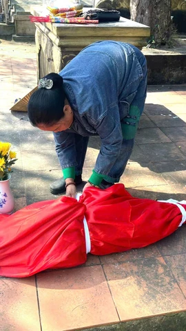 Xác cá voi được người dân an táng theo phong tục của địa phương. (Nguồn: Báo Quảng Trị)