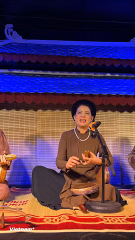Nghệ sỹ nhân dân Xuân Hoạch (phải); Thạc sỹ nghệ thuật, nghệ nhân Tạ Hạnh (giữa) và nghệ sỹ Trần Koóng trình diễn trong không gian đậm dấu ấn văn hóa truyền thống của Cadao Collective. (Ảnh: Mai Mai/Vietnam+)