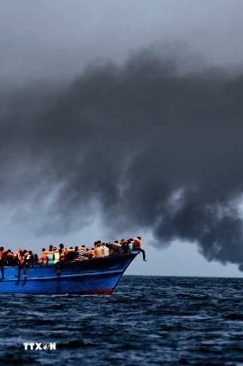 Người di cư chờ được giải cứu trên Địa Trung Hải, ngoài khơi bờ biển Libya. (Ảnh: Getty Images/TTXVN)