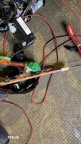 Súng điện tự chế của các đối tượng để bắn chó. (Ảnh: TTXVN phát)