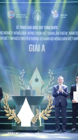 Ban Tổ chức trao 3 giải A Giải báo chí toàn quốc về nông nghiệp, nông dân, nông thôn Việt Nam lần thứ 3 năm 2025. (Ảnh: TTXVN phát)