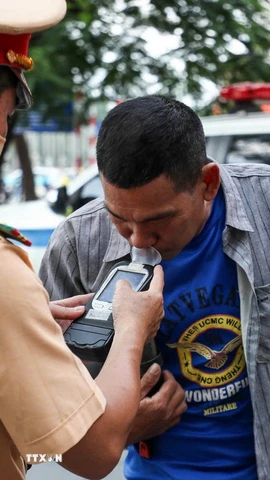 Lực lượng chức năng kiểm tra nồng độ cồn. (Nguồn: TTXVN)