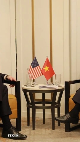 Thứ trưởng thứ nhất Bộ Chiến tranh Hoa Kỳ - ngài Elbridge A. Colby trân trọng cám ơn Đại tướng Phan Văn Giang đã dành thời gian tiếp đoàn và gửi lời chúc mừng nhân dịp Tết cổ truyền của Việt Nam và mong muốn sẽ tăng cường hợp tác quốc phòng vì hòa bình, hợp tác và phát triển bền vững. (Ảnh: Đoàn Hùng/TTXVN)