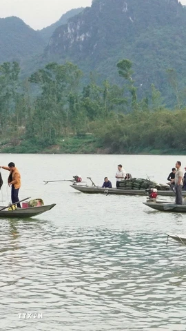 Lực lượng chức năng và người dân địa phương tích cực tìm kiếm nạn nhân mất tích. (Ảnh: TTXVN phát)