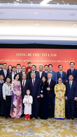 Tổng Bí thư Tô Lâm với bà con cộng đồng người Việt Nam tại Hoa Kỳ. (Ảnh: Thống Nhất/TTXVN)