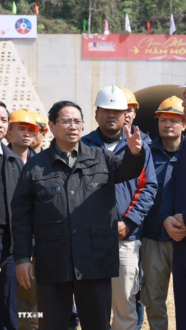 Thủ tướng Phạm Minh Chính kiểm tra tiến độ dự án đường cao tốc Đồng Đăng (Lạng Sơn)-Trà Lĩnh (Cao Bằng). (Ảnh: Dương Giang/TTXVN)