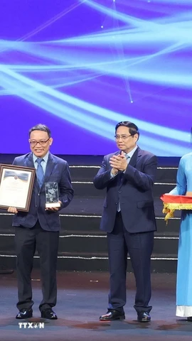 Thủ tướng Phạm Minh Chính và ông Nguyễn Trọng Nghĩa, Ủy viên Bộ Chính trị, Bí thư Trung ương Đảng, Chủ nhiệm Tổng cục Chính trị Quân đội Nhân dân Việt Nam trao Giải Nhất cho nhóm tác giả Nhà xuất bản Thông tấn-Thông tấn xã Việt Nam. (Ảnh: Phương Hoa/TTXVN)