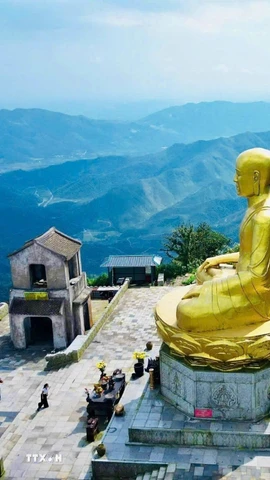 Tượng Phật Hoàng Trần Nhân Tông được đúc bằng đồng nguyên khối, cao 15m, nặng 138 tấn, tọa lạc trên đỉnh An Kỳ Sinh (Yên Tử) có độ cao 900m so với mặt nước biển. (Ảnh: Minh Đức/TTXVN)