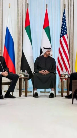 Tổng thống UAE Sheikh Mohamed bin Zayed al-Nahyan (giữa) trao đổi với các trưởng đoàn tham gia cuộc đàm phán ba bên do UAE chủ trì giữa Mỹ, Nga và Ukraine, tại Cung điện Al Shati ở Abu Dhabi. (Nguồn: AFP)