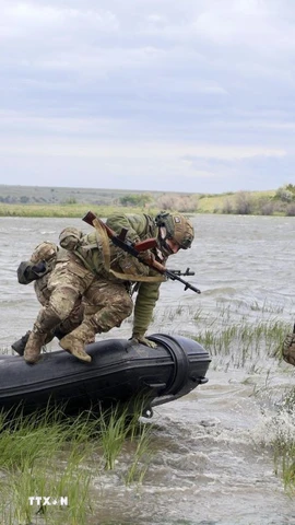 Binh sỹ Ukraine huấn luyện tại khu vực Mykolaiv ngày 14/5/2024. (Ảnh: Kyodo/TTXVN)