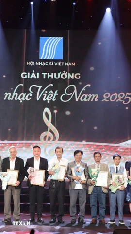 Ban tổ chức trao Giải thưởng Âm nhạc Việt Nam năm 2025 cho các nhạc sỹ, nghệ sỹ có tác phẩm nổi bật. (Ảnh: Thu Hương/TTXVN)